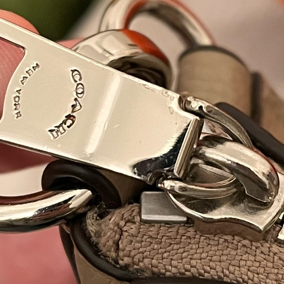 Coach Pebbled Leather Purse - Picture 9 of 9